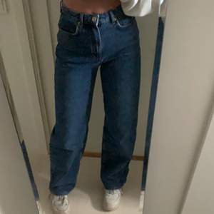 Säljer dessa high waisted jeans från NA-KD i storlek 36! Nypris 500 och säljer dem för 300+ frakt.💕 