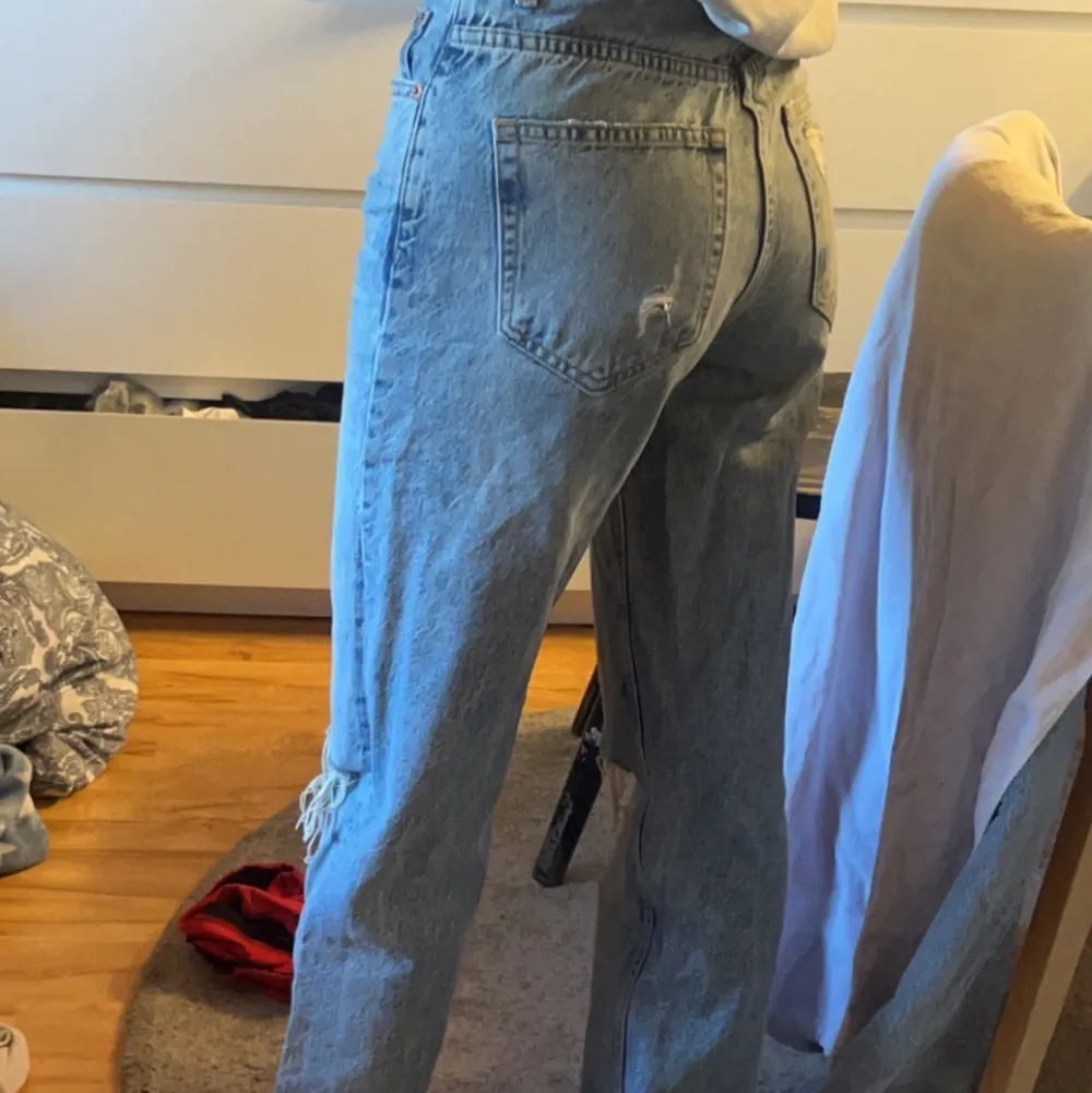 Jag säljer mina jeans från Gina tricot som är slutsålda! Som jag inte använt på några månader, storlek 32, köpt för 499kr❤️❤️ Jag är 163cm😁. Jeans & Byxor.