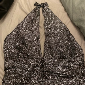 Glitter top - Glitter top från Gina, använd 2 gng L-xL men går att justera i nacken