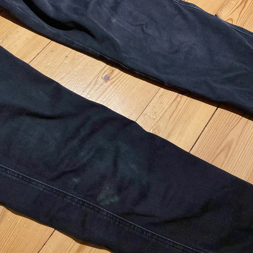 Svarta Replay jeans i modell anbass nypris ligger på ca 1 200, storlek 28. Har något slitage på benen som visas i sista bilden. . Jeans & Byxor.