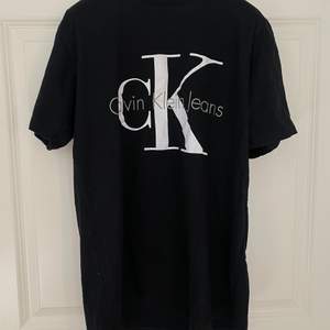 Calvin Klein Jeans T-shirt kopia (svart). Strl XL, liten i storleken, verkligstorlek M-L. 