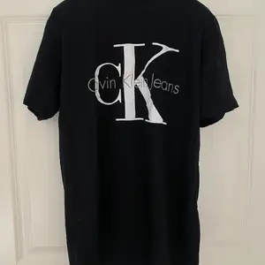 Calvin Klein Jeans T-shirt kopia (svart). Strl XL, liten i storleken, verkligstorlek M-L. 