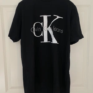Calvin Klein Jeans T-shirt - XL - Calvin Klein Jeans T-shirt kopia (svart). Strl XL, liten i storleken, verkligstorlek M-L. 