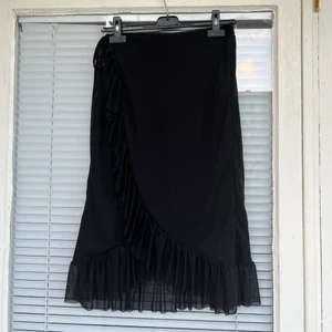 Kjol svart - Volangkjol säljes, knappt använd. One size, midjan går att reglera. 