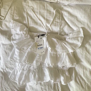 Zara topp - Volang topp från ZARA, slutsåld!!. Aldrig använd och har prislapp kvar. ‼️BETALNING SKER VIA SWISH‼️