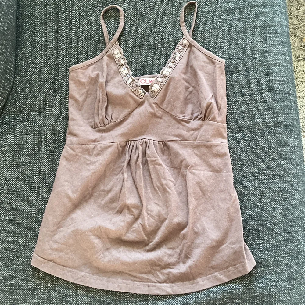 Fint linne från cue TM storlek S lite använd men säljs för att jag inte ska använda den mer, detaljerna är i ljusbrun färg.❤️ 29kr frakt. Toppar.