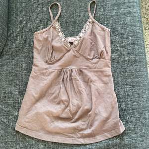 Fint linne från cue TM storlek S lite använd men säljs för att jag inte ska använda den mer, detaljerna är i ljusbrun färg.❤️ 29kr frakt