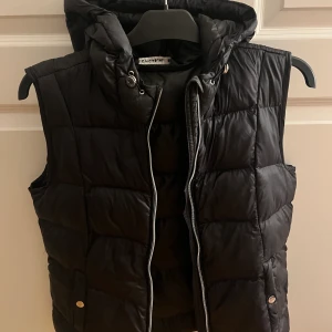 Dunväst - Kort dunväst i strl 36, nysskick. + frakt 66kr