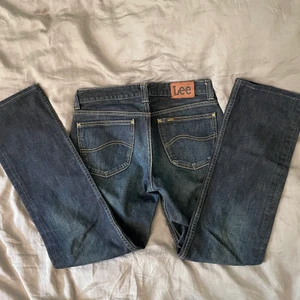 Lågmidjade jeans - Lågmidjade märkesjeans från Lee, vintage går ej att köpa längre. Orginalpris 1000kr. 