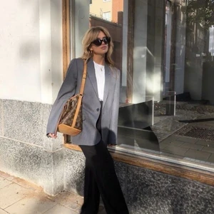 Grå kavaj  - Grå kavaj från h&m, storlek L 