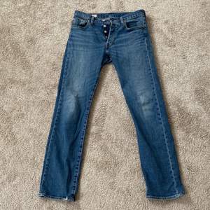 Ett par Levi’s jeans i gott skick, jeansen har ett litet jack som knappt syns nere vid ena änden. Passform: Straight Storlek: W:29 L:32  Tar endast swish Köparen står för frakten
