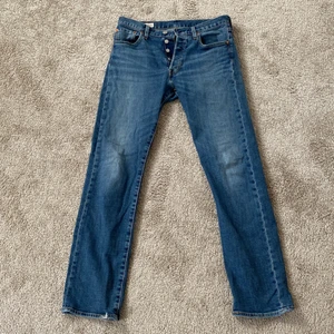 Levi’s Jeans 501 - Ett par Levi’s jeans i gott skick, jeansen har ett litet jack som knappt syns nere vid ena änden. Passform: Straight Storlek: W:29 L:32  Tar endast swish Köparen står för frakten