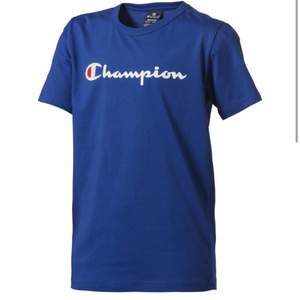T-shirt från champion i storlek xl i barnstorlek vilket motsvarar typ xs-s! Bra skick!🤩🤍