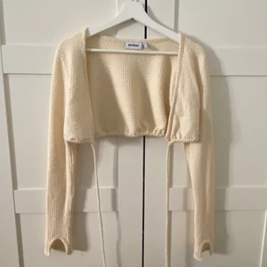 Bolero från Weekday - Söt bolero som kan knytas på flera olika sätt. Knappt använd! Villig att diskutera pris🧚🏼‍♀️🍀