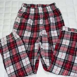 Rödrutiga pjömasbyxor - Ett par jätte snygga pjömasbyxor som är i färgerna röd, vit, svart, grå och guld!🔥💖 Säljer pga att de är för korta för mig💓
