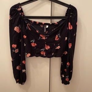 Hm Topp - Blommig topp från H&M, använts några gånger. En topp knapp har gått av men annars i bra skick 💗 jätte söt och bra för fina middagar 