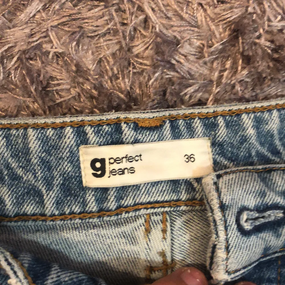 Gina jeans i mycket bra skick säljs för dom blir ej andvända skriv privat för bild på och för leverans . Jeans & Byxor.