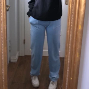 Intressekoll! - Hej! Intressse koll på mina ljusblå juciy byxor! Haft dom i ungefär en måndad. Knappt använda. Undra om nån vill byta mot en annan färg typ röda. 