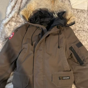 Canada goose jacka - Den är i fint skick, inga hål eller något sånt, nästan helt oanvänd! Det är storlek S men passar lika bra till en M. Jätte varm och fin jacka! Pris kan diskuteras! 