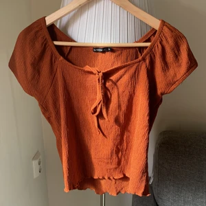 Orange topp Rut&Circle M - Så fin topp i rostorange från Rut&Circle som passar en S-M, använd 1 gång 🧡
