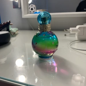 Britney Spears festive fantasy parfym - Säljer denna Britney Spears parfymen för 100kr + frakt! ( pris kan diskuterar) Använd någon enstaka gång! Det är 30 ml