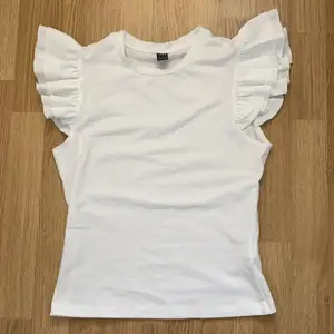 Säljer denna vita tröja , den är i storlek s och köpt från shein❤️ den är köpt för 80kr men säljer nu för 35kr + frakt. Paketet är tyvär inte spårbart