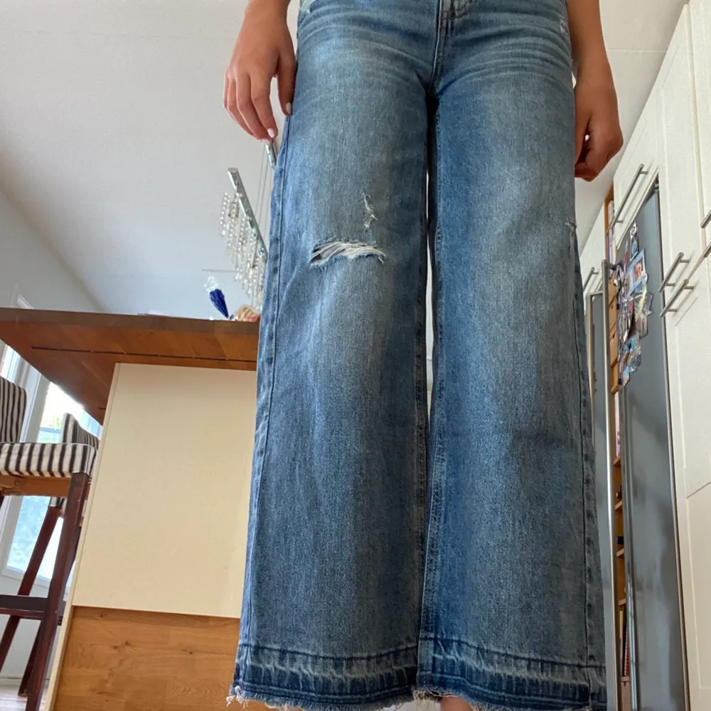 Ett par jeans som kommer från zara. Det har inte används mer än 3 gånger och är i bra form. Jag säljer dem för att de tyvärr har blivit jätte små för mig men jag hoppas att någon annan kanske kan ha dem💕 midjemått:69 innerbenslängd:61  En kort modell❣️. Jeans & Byxor.