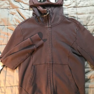 C.P company zip tröja - Säljer en cp company luvtröja av äldre modell. Ingen aning om vad det är för färg eller modell. Förmodligen svart men solblekt. Bra skick förutom att den är solblekt. Skriv för mer info eller bilder!