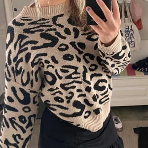 Stixkad tjocktröja🐆 - Jättefin tjocktröja med leopardtryck!! Använd ett fåtal gånger på grund av inte rikigt min stil så i nyskick! Köp direkt för 300 + frakt eller buda! Skriv privat för fler bilder om du är intresserad🐆🤍🫶🏼prefekt nu till hösten och skolstarten!!
