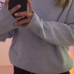 Blå stickad tröja ifrån ONLY!  - Jättefin stickad blå tröja tidigare köpt från only för 330 kr. Säljer pågrund av att det inte riktigt är min stil längre! Änvänd 1 gång och är i väldigt bra skick! Köparen stör för frakten, kontakta mig vid intresse! <333