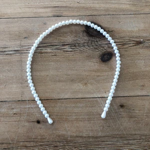 Diadem - Ett jättefint diadem med pärlor. Andvänd fåtal gånger. Skriv om ni vill ha mer information 