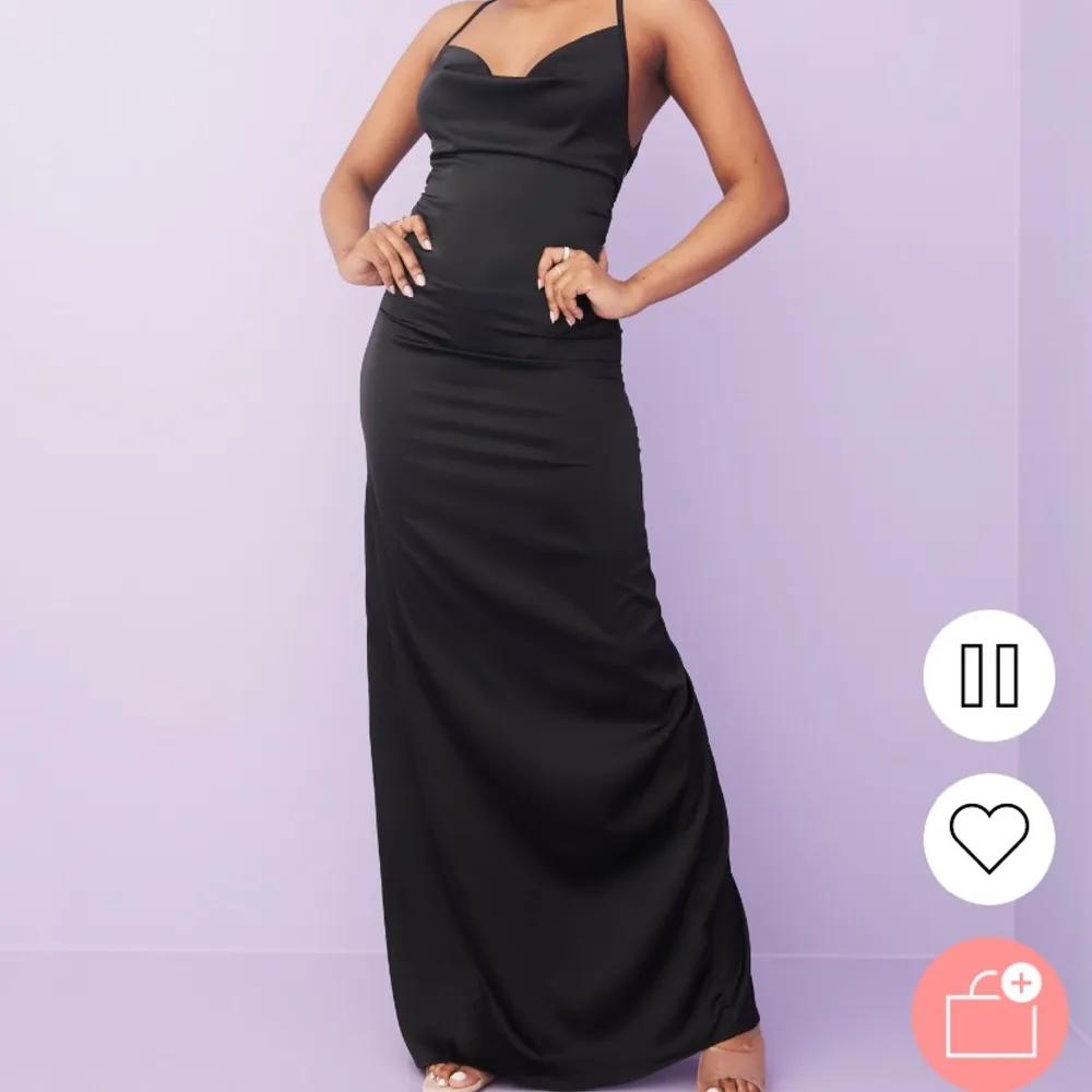 En svart klänning i satin från Nelly. Köpt för bara någon månad sedan och använd en gång. Klänningen är i fint skick. ( ordinarie pris är 600kr) Köpare står för frakt. Klänningar.
