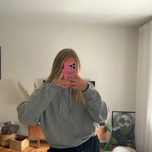 Grå hoodie  - En grå hoodie från NA-KD i storlek M! Använd men i fint skick! Perfekt oversized och snygg till det mesta 🤍🤍