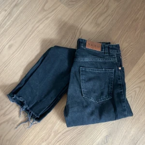 Mörka raka jeans! - Snygga raka jeans till hösten! Lite högre midja.
