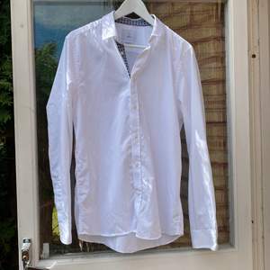 Fin vit skjorta, använd 4-5 gånger. Säljer pga för liten. Storlek M, sitter som en M. 