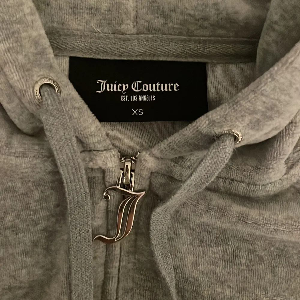 Säljer nu min juicy couture tröja i grey marl  då jag inte änvänder den!🥰  Änvänd ca 3 gånger och är i nyskick!💗. Tröjor & Koftor.