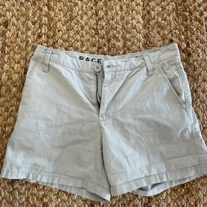 Ljusgrå shorts - Ett par ljusgrå race marine shorts.