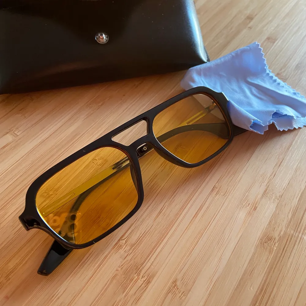 Helt oanvända solglasögon så det är helt rena och har inte en enda skrapa! Solglasögonen kommer med fodral 🤍 ❗️TRYCK EJ PÅ KÖP NU❗️. Accessoarer.