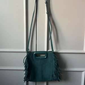 Maje väska - Säljer min maje väska i mörkgrön mocka. Den är väldigt sparsamt använd och har inga större synliga skador! 