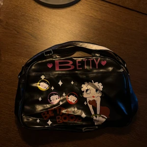 90 tal betty bop väska - Bra skick och jag har ingen aning om det är äkta skinn, ett spänne har ramlat men inget man ser.  Fraktar spårbart