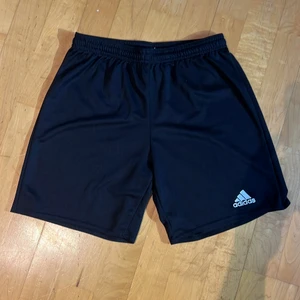 Adidas shorts  - Sköna adidas shorts använda en gång. Köpta i adidas butiken i Paris. Passar till träning eller till vardags.