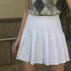 Säljer denna vita ”veckade” kjol från H&M🤍 Den är i bra skick och skriv för mått osv. (Första bilden är lånad)
