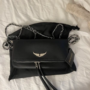 Väska - Aldrig använd väska från zadig voltaire, det är den stora/mellersta modellen (27 cm ungefär) har fått den (därav har jag inte kvitto) säljer nu vidare då den inte använts. Ingår ett långt och kortare band!🫶🏼 kan skicka fler bilder privat också 