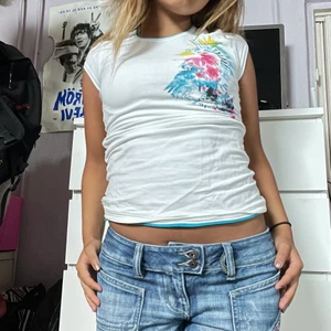 Söt tröja  - Söt vit tröja som jag inte använder! Står att storleken är M men det är nog barnstorlek då den passar mer som en xs/s. Köpare står för frakten eller mötas upp i Sthlm 