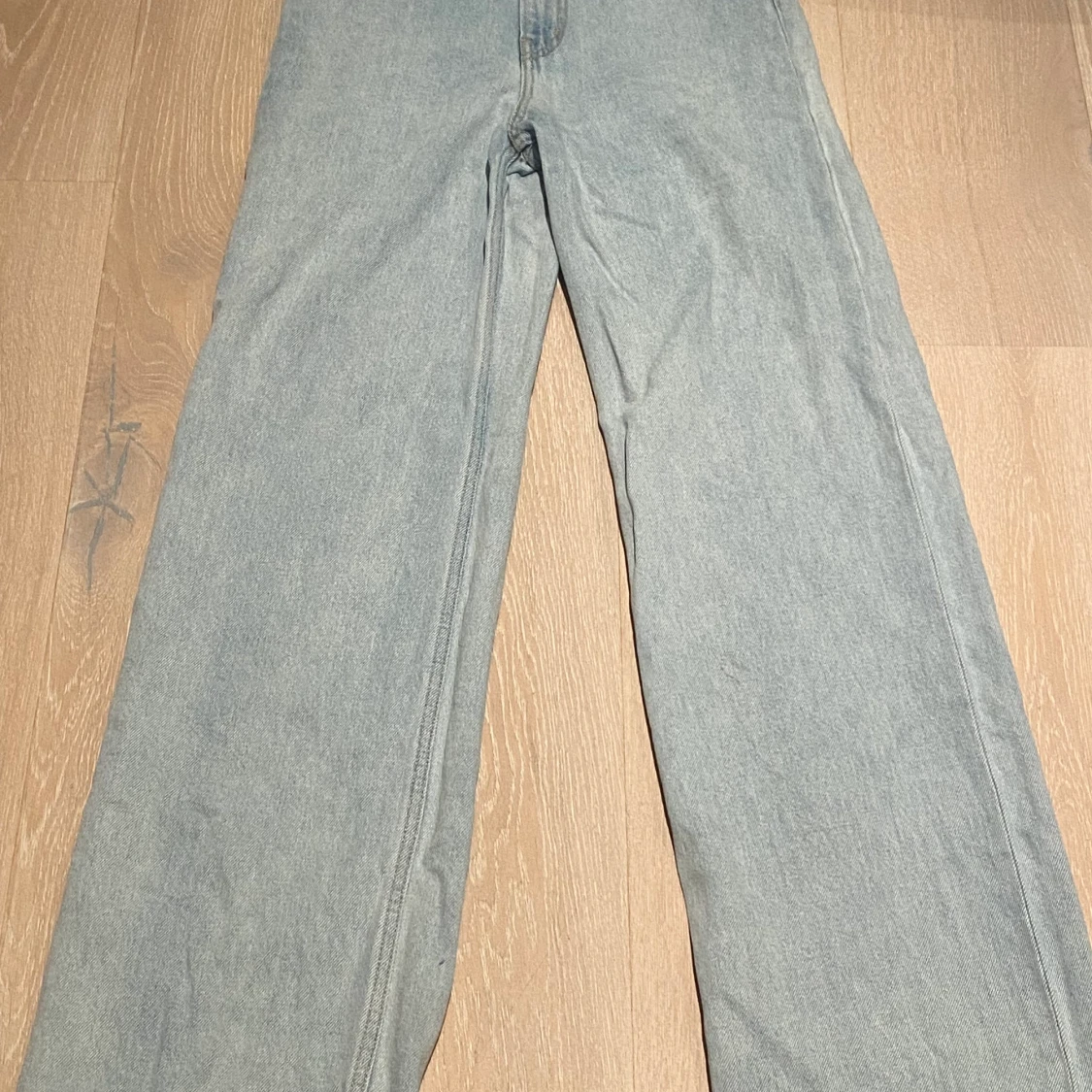 Ett par ljusblåa Levi’s jeans