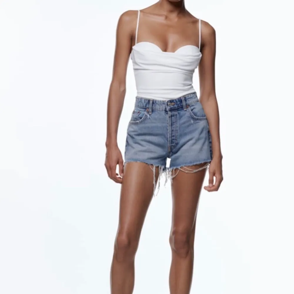 Helt nya zara shorts med prislappen kvar. Säljer då de inte passar mig alltså bara provade.💕. Shorts.