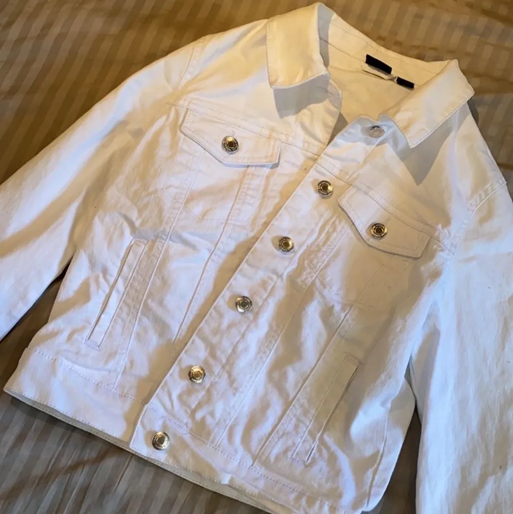 Jätte fin vit jeans jacka från Vero Moda i S men passar även en M då jag använder båda storlekarna i kläder🌸 . Jackor.