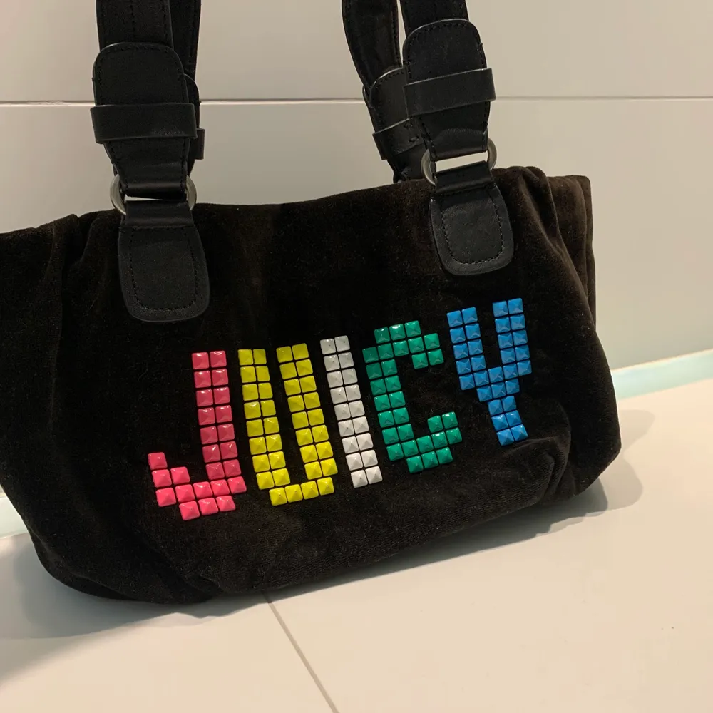 Säljer nu min älskade Juicy Couture väskan den inte kommer till användning längre. Finns 2 öppna fack och ett med dragkedja. Fint skick. . Väskor.