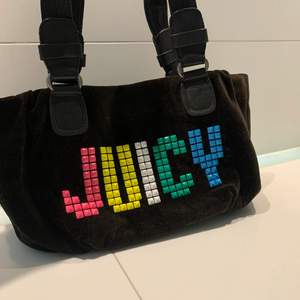 Säljer nu min älskade Juicy Couture väskan den inte kommer till användning längre. Finns 2 öppna fack och ett med dragkedja. Fint skick. 