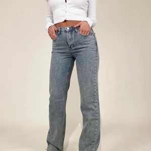 Jeans med slits  - Jeans från venderbys, helt slutsålda  Storlek L men passar även en M skulle jag säga då jag i vanliga fall har det.